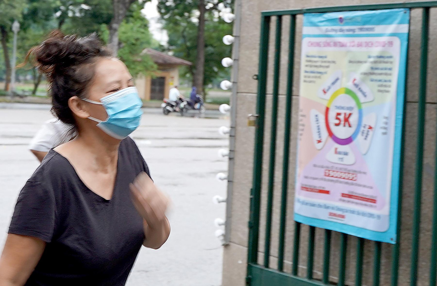 6h sáng, người dân rủ nhau vào công viên Thống Nhất (Hà Nội) để tập thể dục, chạy bộ, chơi thể thao… sau hơn 5 tháng công viên đóng cửa để phòng dịch COVID-19.