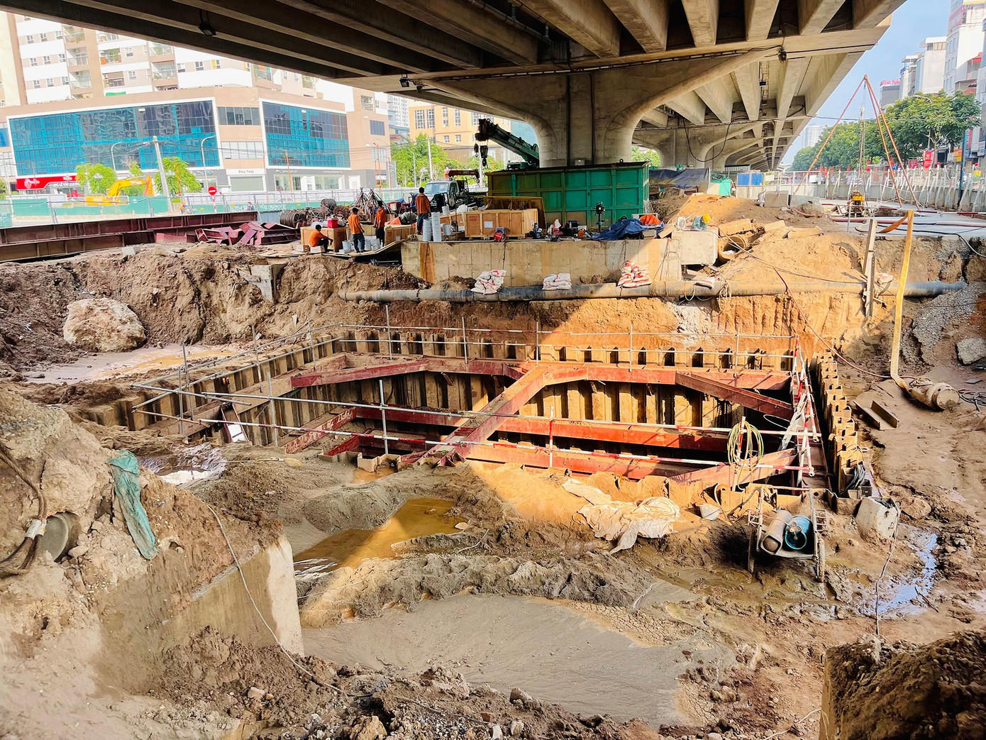 Dự án xây dựng hầm chui Lê Văn Lương được khởi công từ tháng 10/2020, với tổng mức đầu tư gần 700 tỉ đồng, dự kiến hoàn thành trong 18 tháng. Dự án xây dựng hầm chui Lê Văn Lương được khởi công từ tháng 10/2020, với tổng mức đầu tư gần 700 tỉ đồng, dự kiến hoàn thành trong 18 tháng.