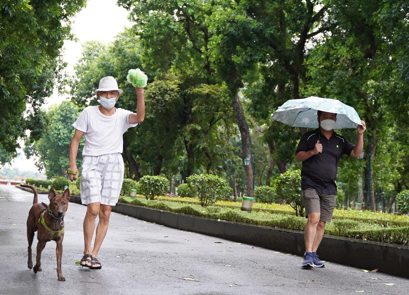 Người dân phấn khởi, vui vẻ khi được vào công viên tập thể dục và hít thở không khí trong lành.