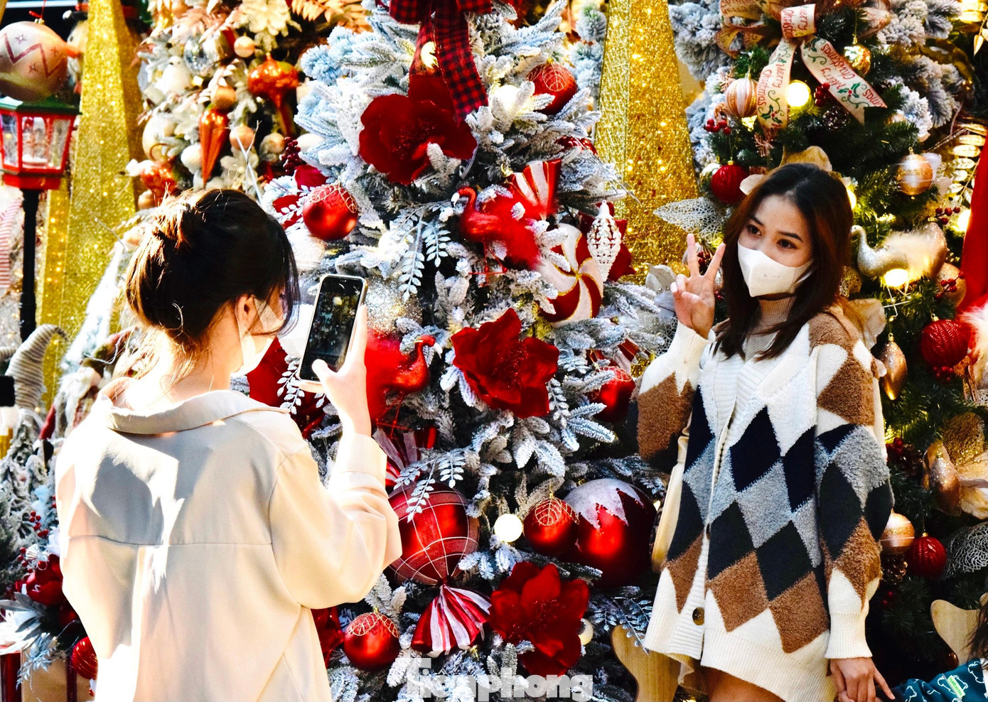 Tranh thủ cuối tuần nhiều bạn trẻ lên phố Hàng Mã để vui chơi và chụp ảnh không khí đón Giáng sinh sớm.