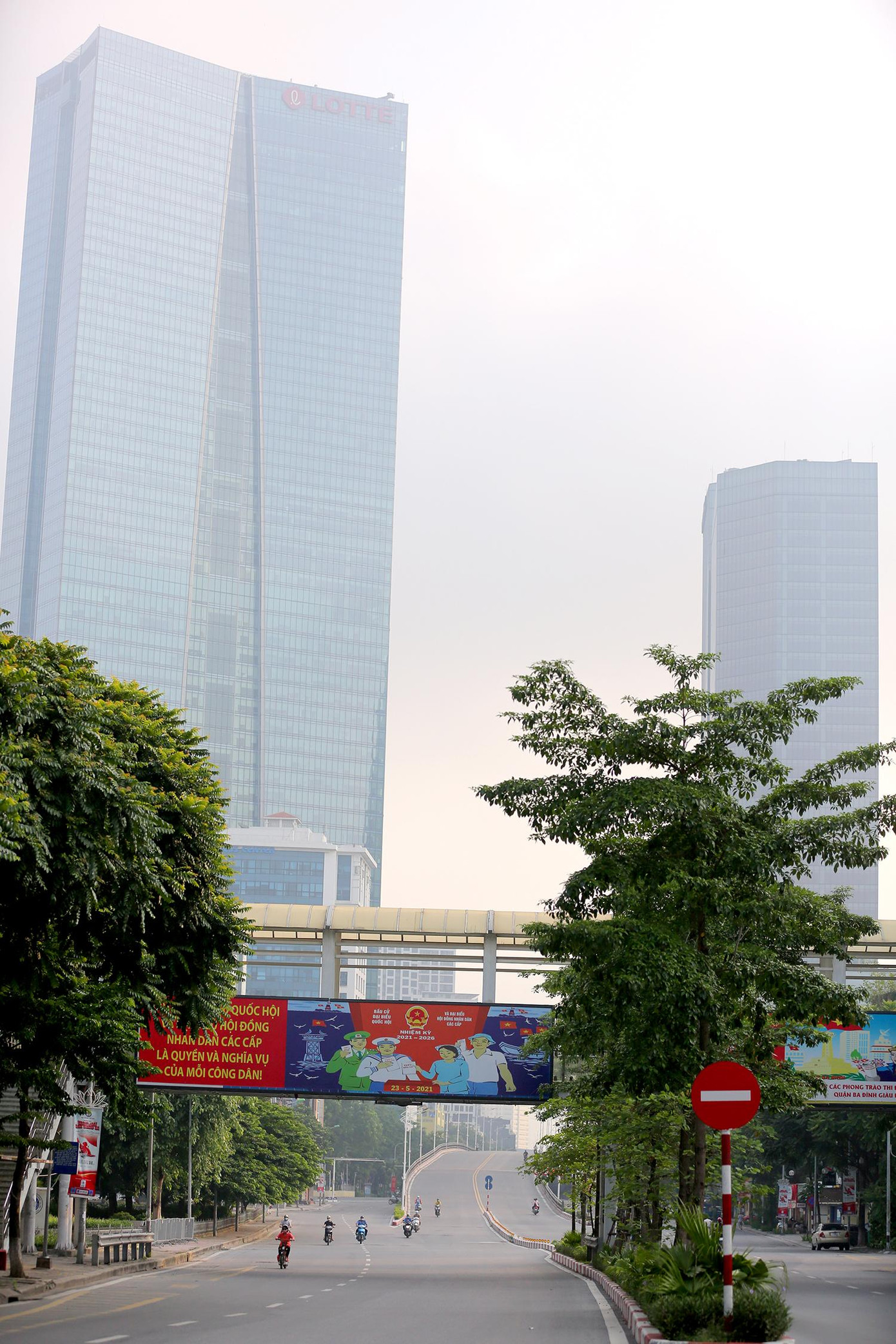 Chỉ thị 16 yêu cầu thực hiện nghiêm việc giữ khoảng cách tối thiểu 2m khi giao tiếp, không tập trung quá 2 người ngoài phạm vi công sở, trường học, bệnh viện và nơi công cộng.