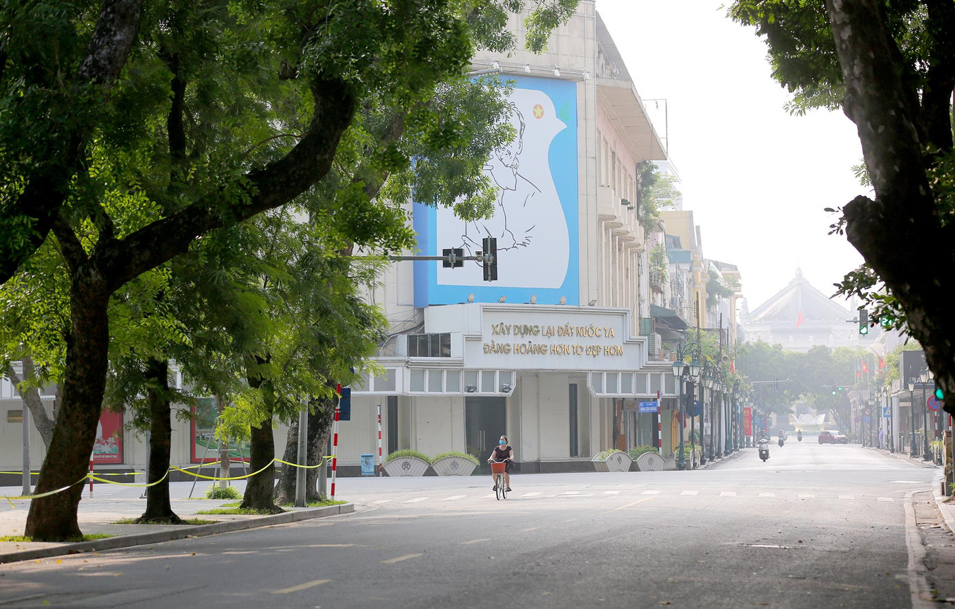 Phố Hàng Khay lác đác 1 vài người di chuyển, vắng hơn nhiều so với những ngày trước đây.