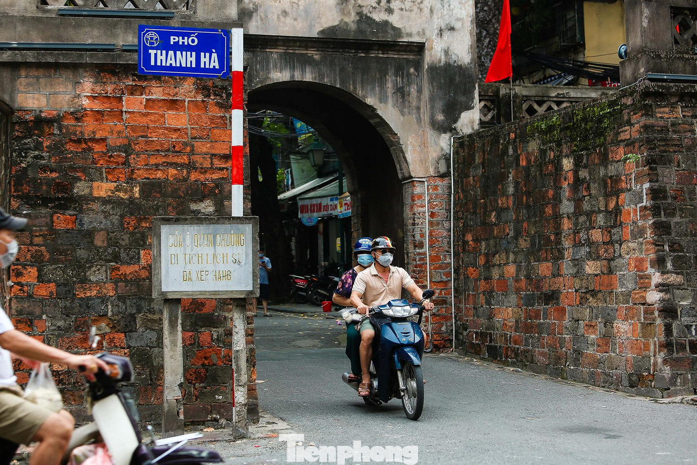 Ô Quan Chưởng được kiến trúc theo kiểu vọng lâu, gồm hai tầng.