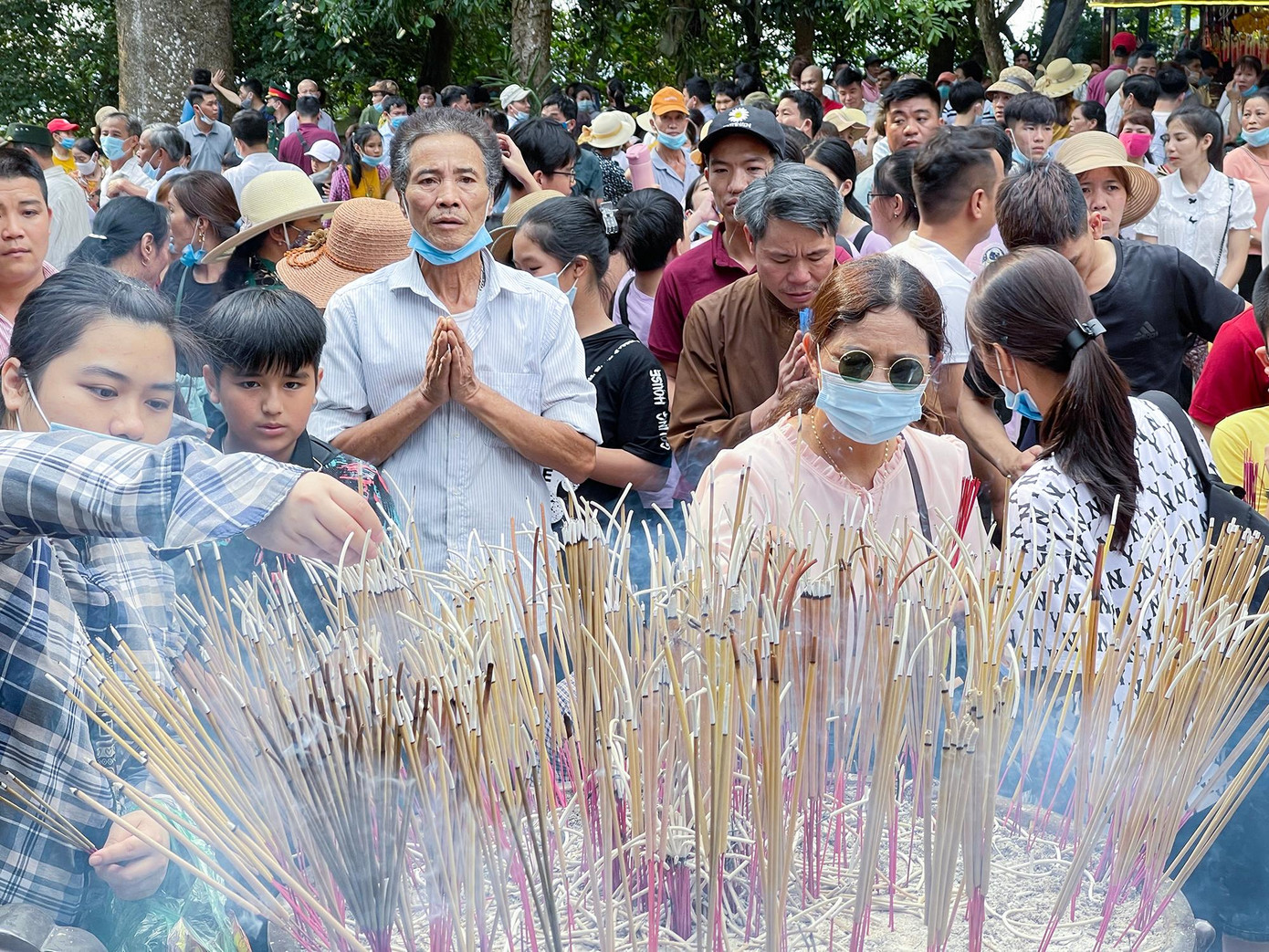 Càng về trưa lượng người dân đổ về dự lễ càng đông.