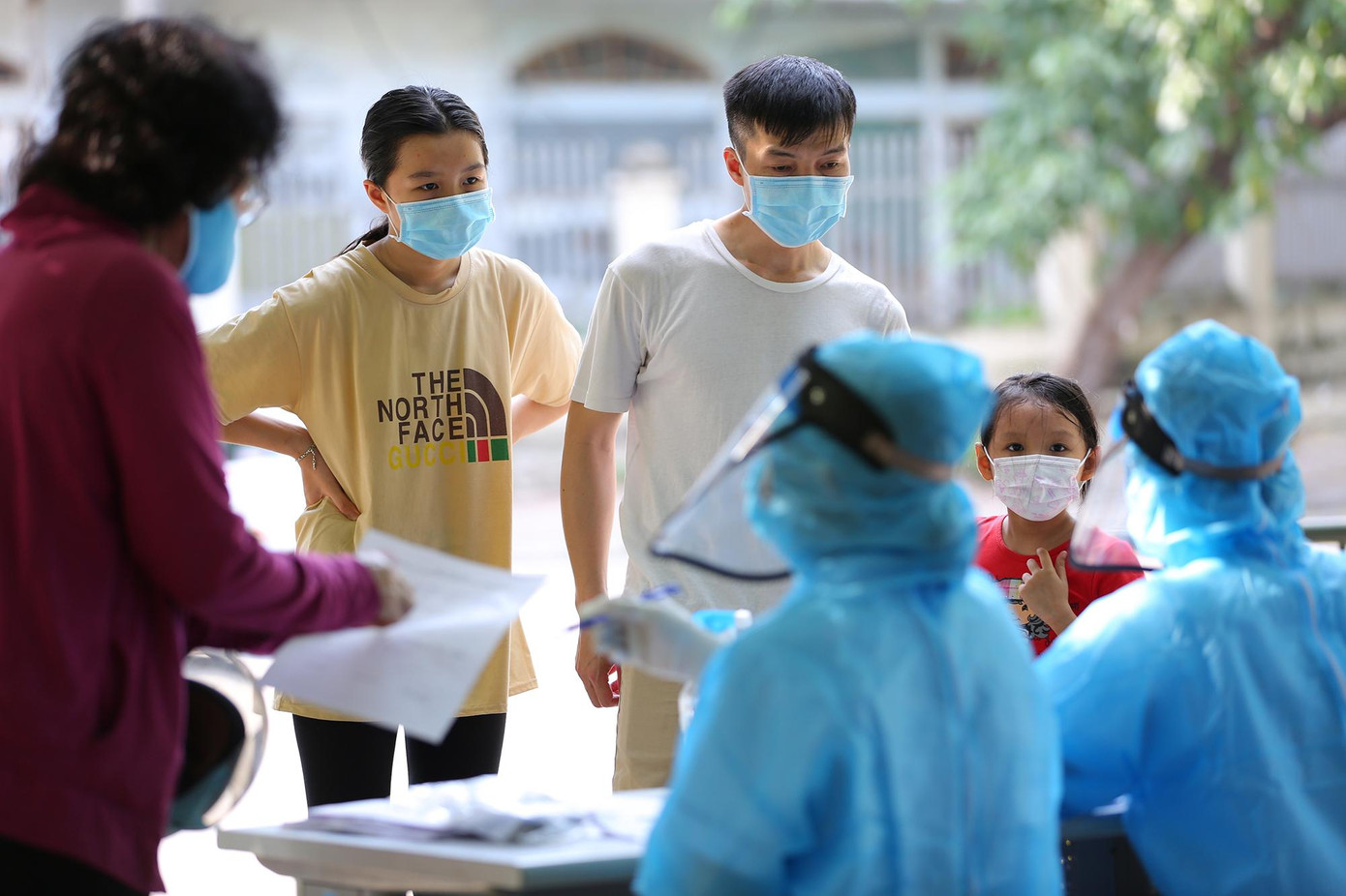 Quận Cầu Giấy tiến hành lấy mẫu xét nghiệm nhanh, sàng lọc phát hiện SARS-CoV-2 cho các trường hợp liên quan vào ngày 9/5. Ảnh: Trọng Tài