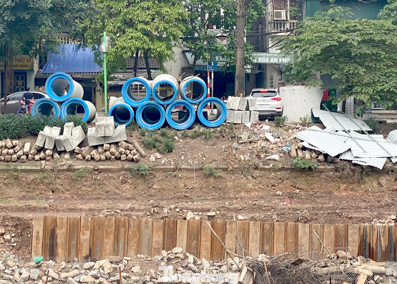 Nhà thầu Nhật Bản đang triển khai lắp đặt các đoạn cống mở và một phần cống ngầm tại đầu sông phía đường Hoàng Quốc Việt.