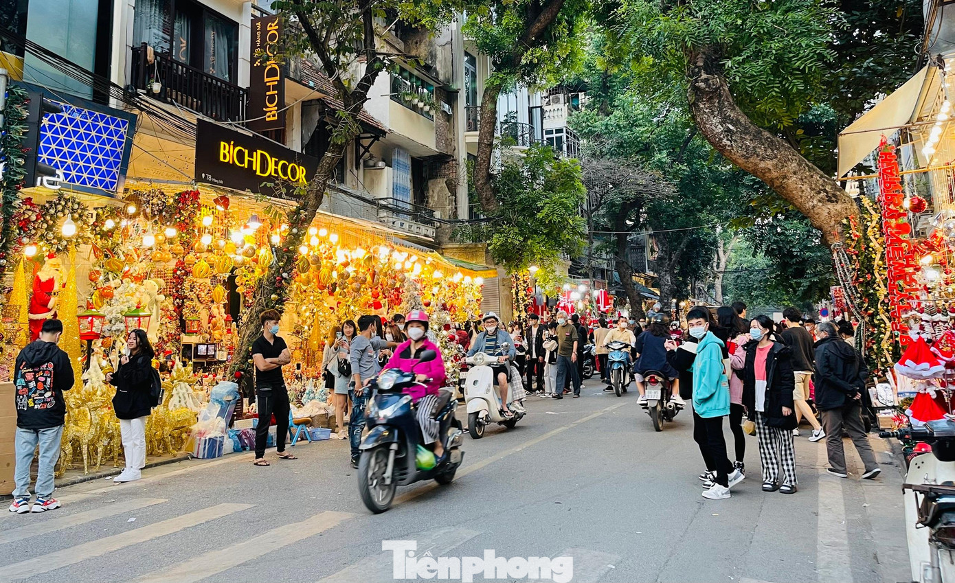Còn gần 1 tháng nữa mới đến Giáng sinh nhưng vào cuối tuần, phố Hàng Mã đã rộn ràng khoe sắc rực rỡ với vô vàn đồ trang trí Noel.