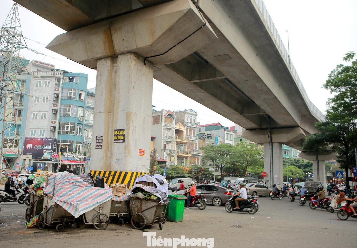 Phía dưới đường sắt trên cao đoạn qua phố Hào Nam, từ lâu đã biến thành điểm tập kết rác thải.