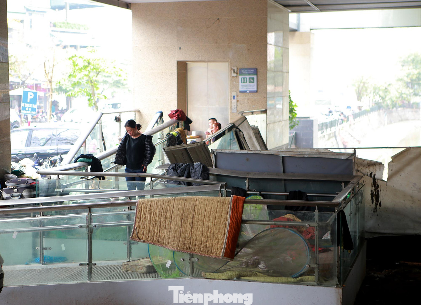 Nhà ga Cát Linh có diện tích lớn nhất, được thiết kế xây dựng đặc biệt hơn so với 11 ga còn lại, vẫn trong tình trạng bị bỏ không, sử dụng sai mục đích, trở thành điểm tập kết đồ và chỗ ngủ của người vô gia cư.