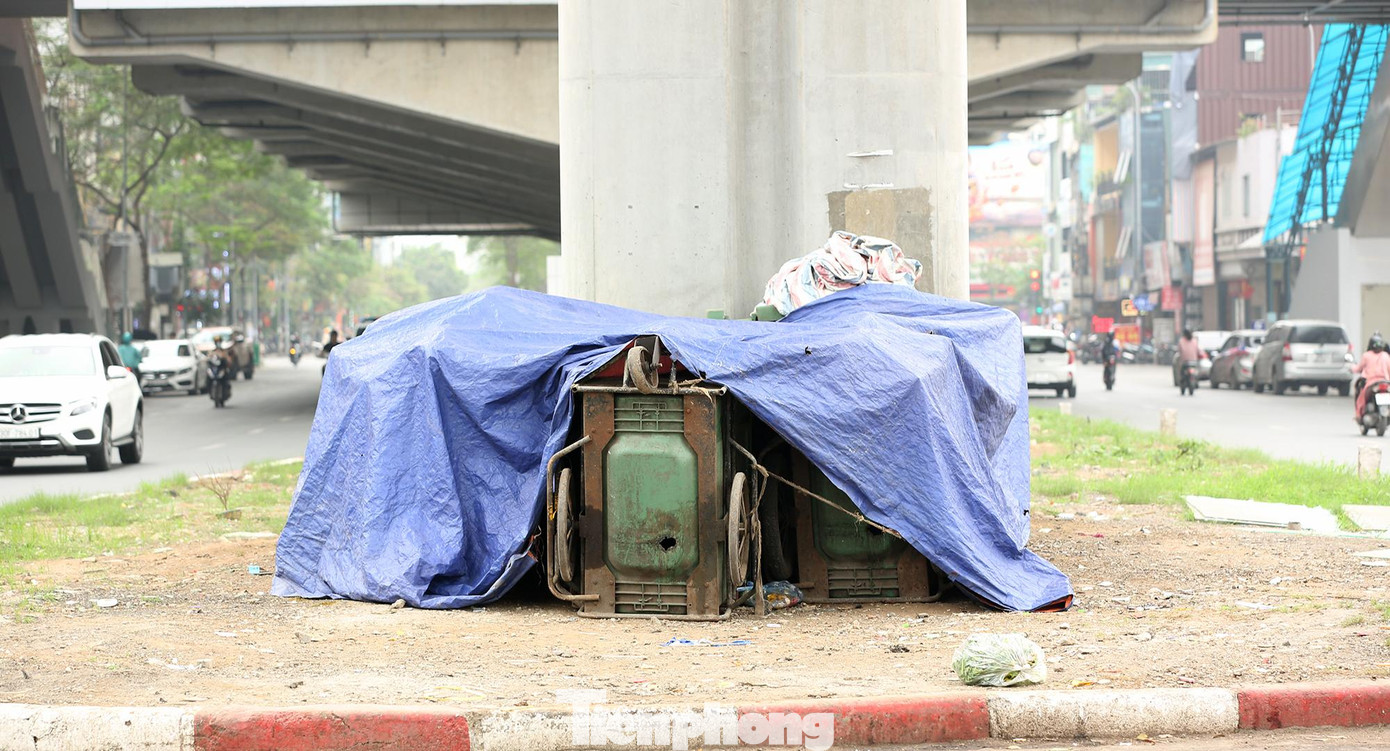 Các xe đổ rác tập kết ngay dưới chân tuyến đường sắt trên cao.