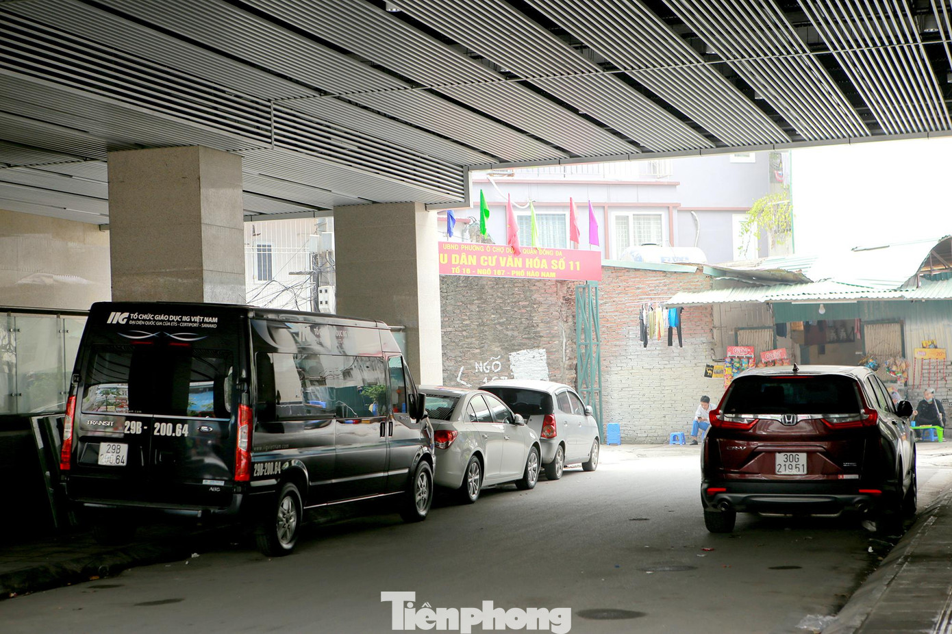 Gầm nhà ga Cát Linh từ lâu đã trở thành điểm trông giữ xe như thế này.