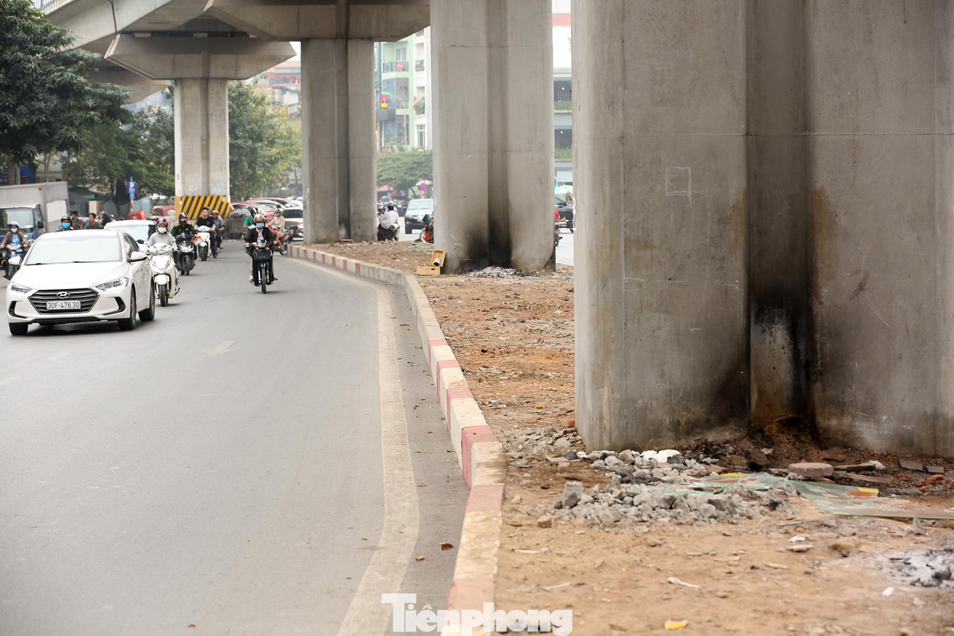 Chưa đưa vào sử dụng chính thức nhưng cảnh tượng nhếch nhác đã bắt gặp nhiều nơi dọc tuyến đường sắt.