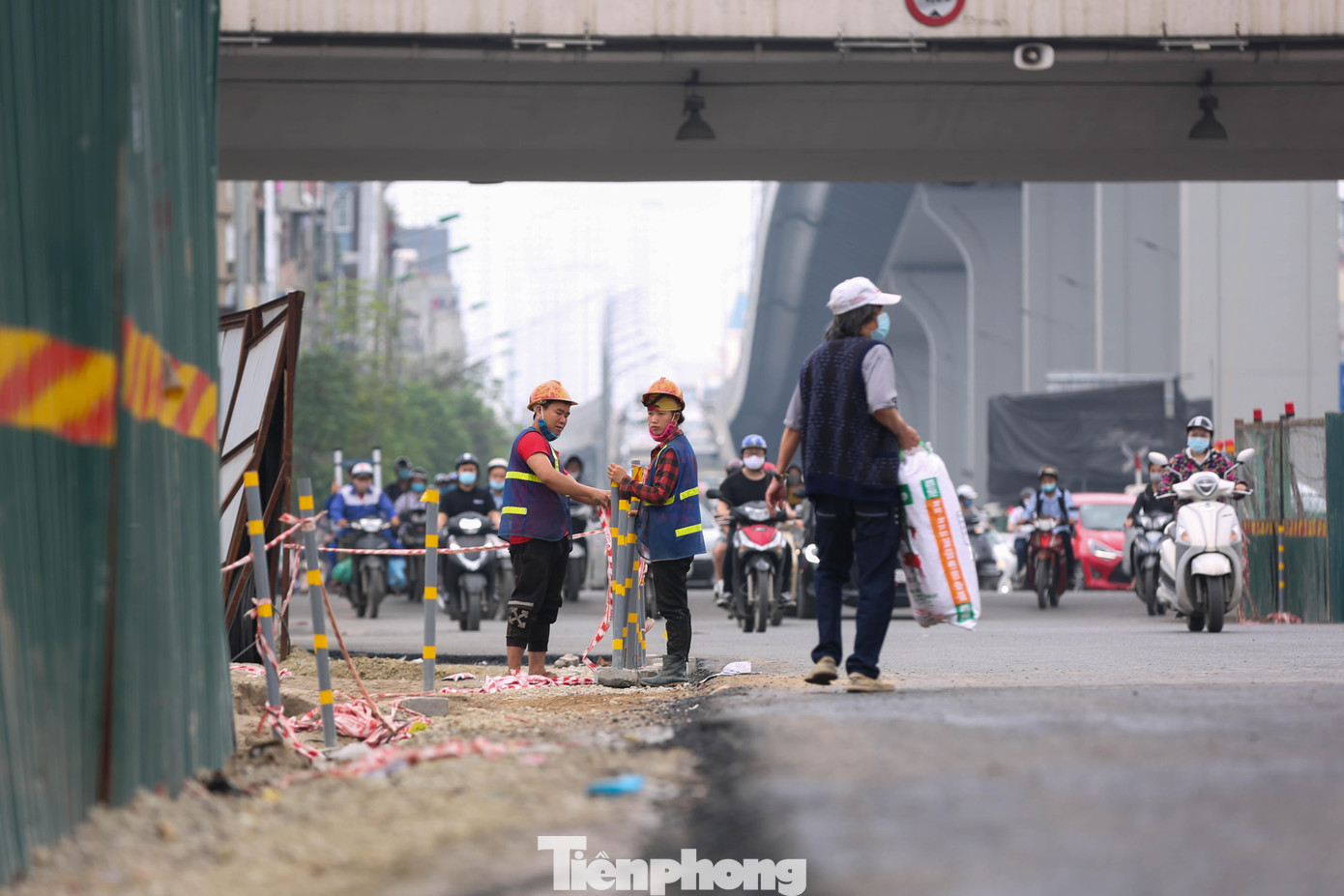 Nhà thầu phối hợp với các bộ ban ngành để phân luồng giao thông đảm bảo việc thi công.