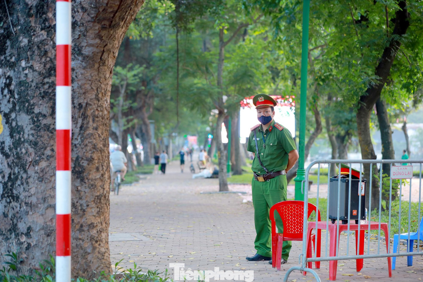 Sau khi có yêu cầu dừng các hoạt động tập thể dục, thể thao nơi công cộng vẫn xảy ra tình trạng nhiều người dân chui rào, tụ tập đông đúc trong các công viên, vườn hoa...