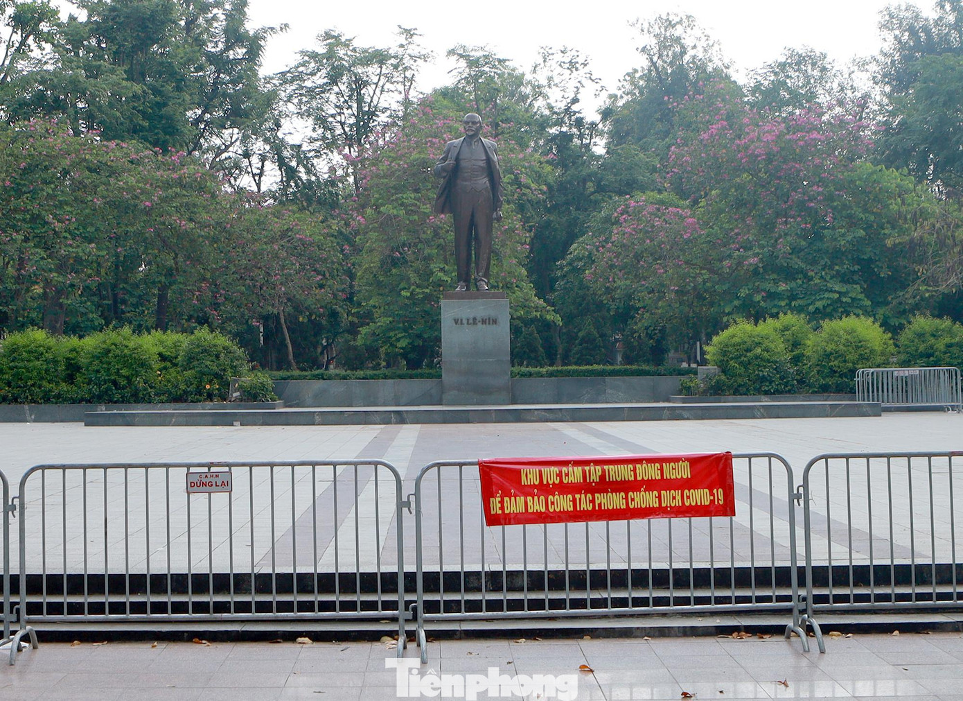 Ghi nhận của phóng viên Tiền Phong tại tượng đài Lê Nin chiều ngày 11/5, biển báo cấm tập trung đông người được bố trí ngay tại trước khu vực vườn hoa quảng trường.
