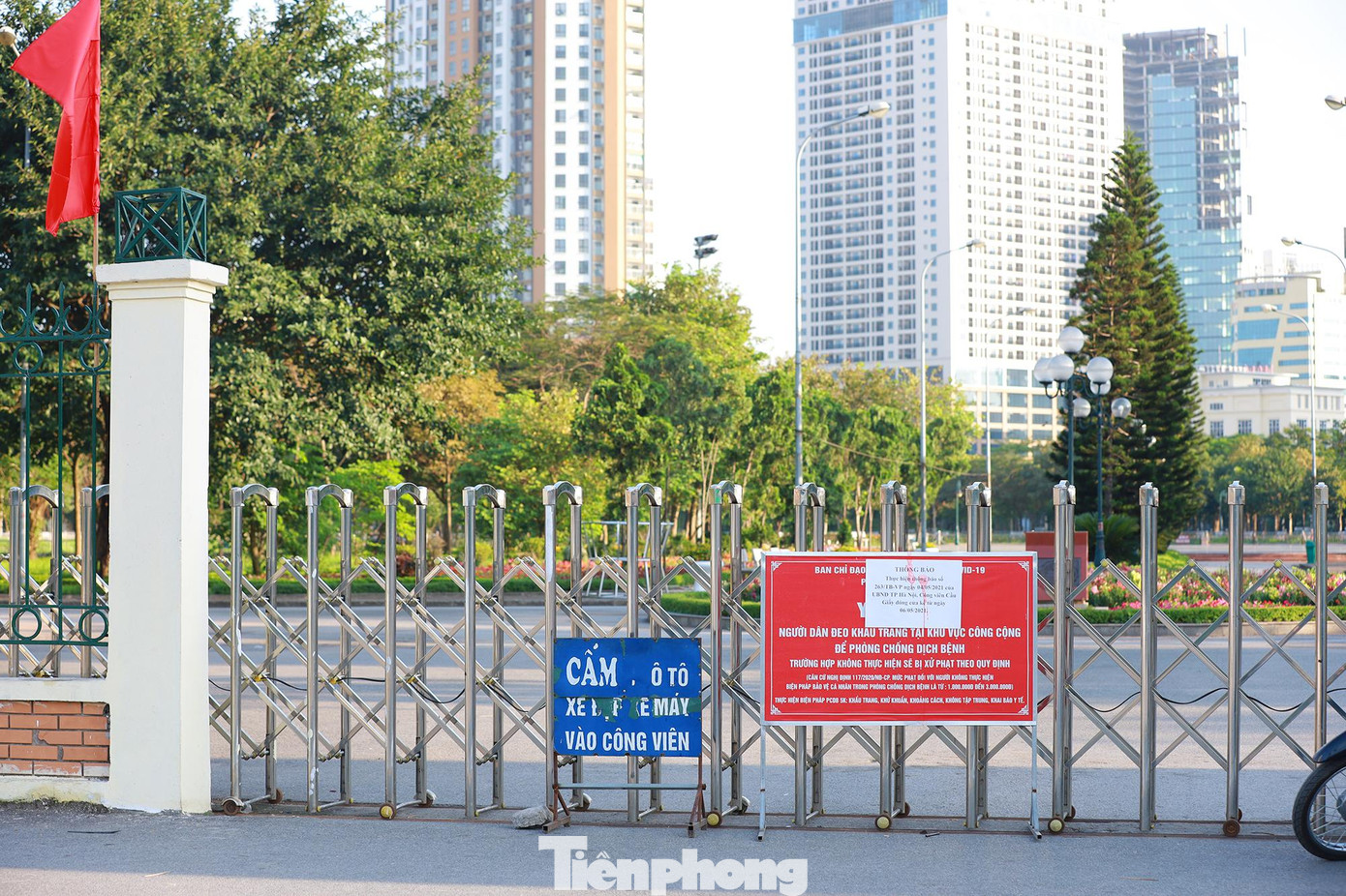 Tại công viên Cầu Giấy, biển báo đóng cửa phòng chống dịch bệnh cũng được dựng ở tất cả các cổng.