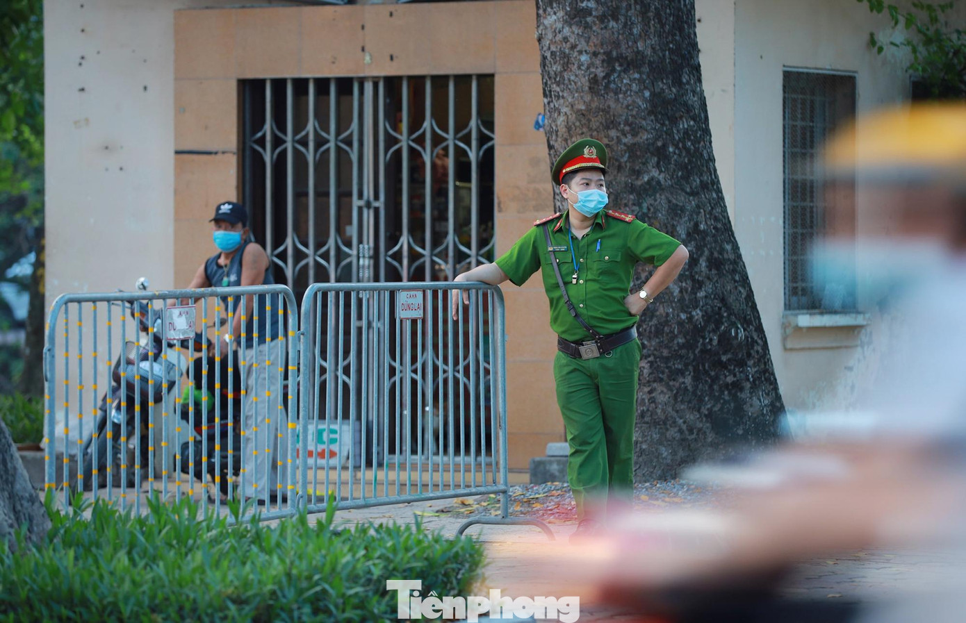 Lực lượng chức năng cũng lập chốt ngăn người dân tụ tập ở nhiều công viên, vườn hoa trên địa bàn thủ đô Hà Nội.