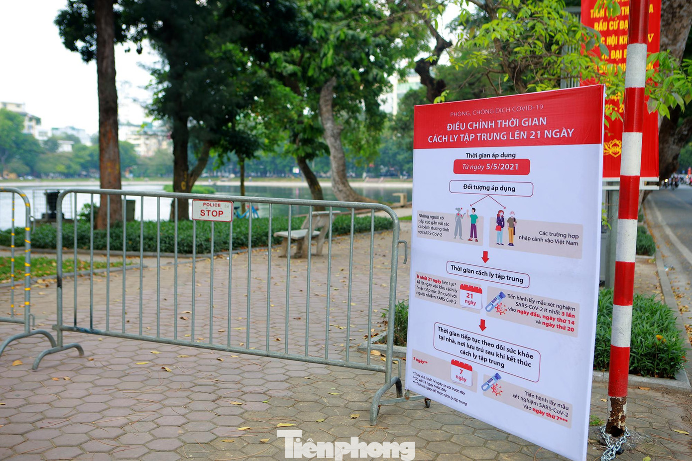 Những biển cảnh báo nhắc nhở về công tác phòng, chống dịch COVID-19 cũng được dựng lên tại các chốt kiểm soát.