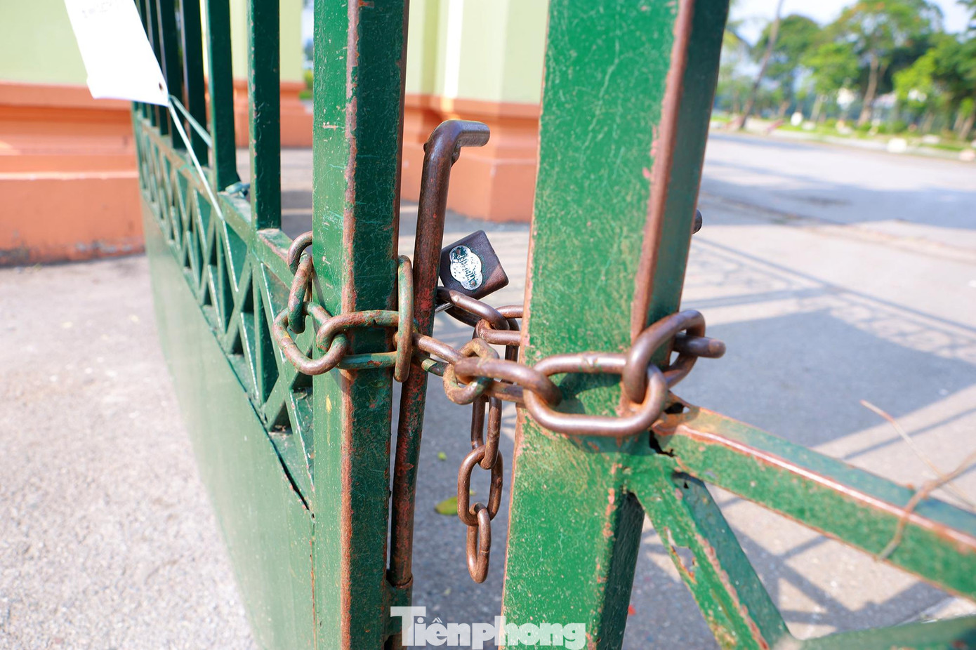 Các cửa tại đều đã khoá kín nhưng một số người dân vẫn cố tình chui rào, trèo tường để vào bên trong tập luyện.