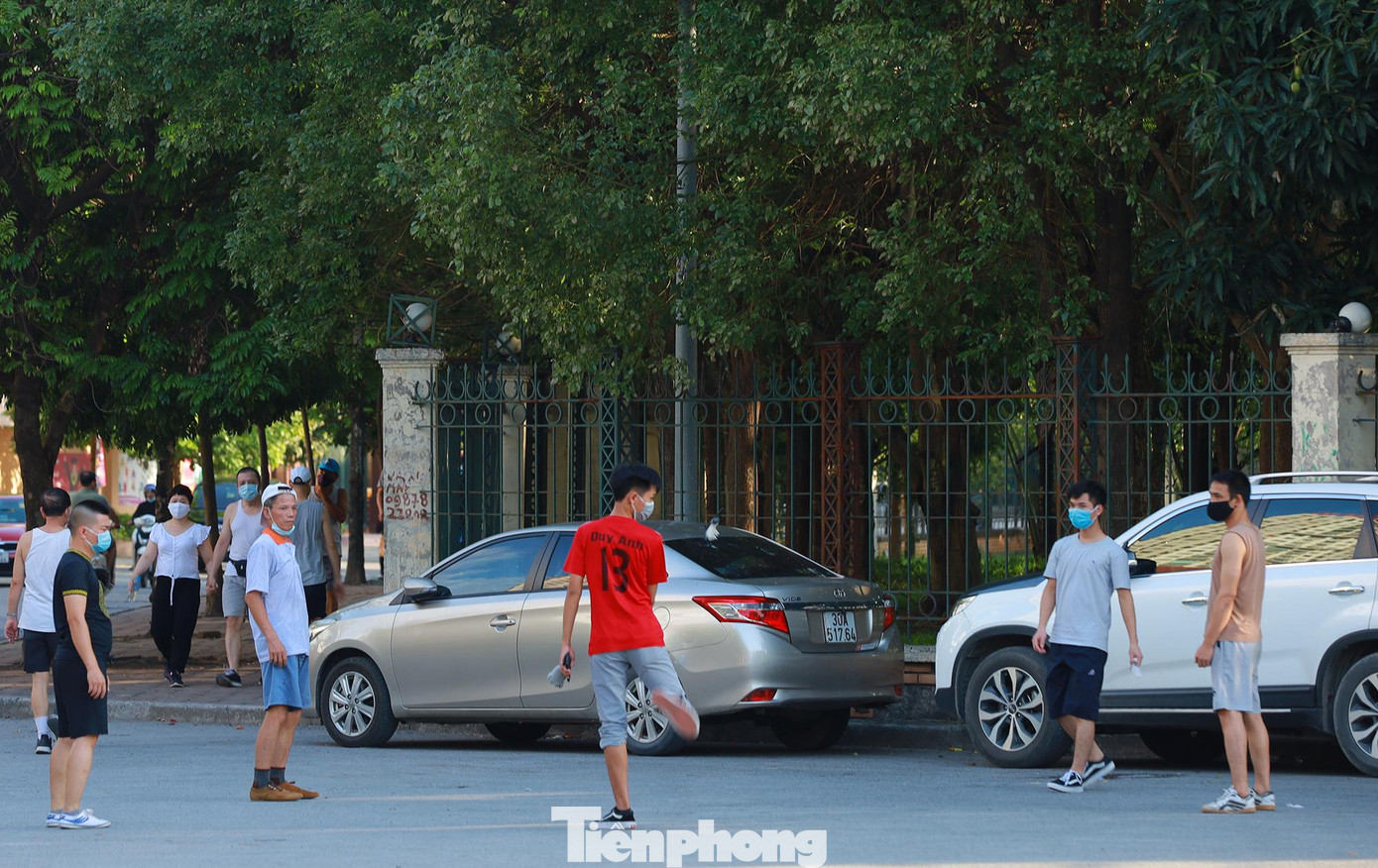 Tuy nhiên một số ít người dân vẫn lựa chọn hoạt động thể dục, thể thao ở khu vực trước cổng công viên và vỉa hè xung quanh.