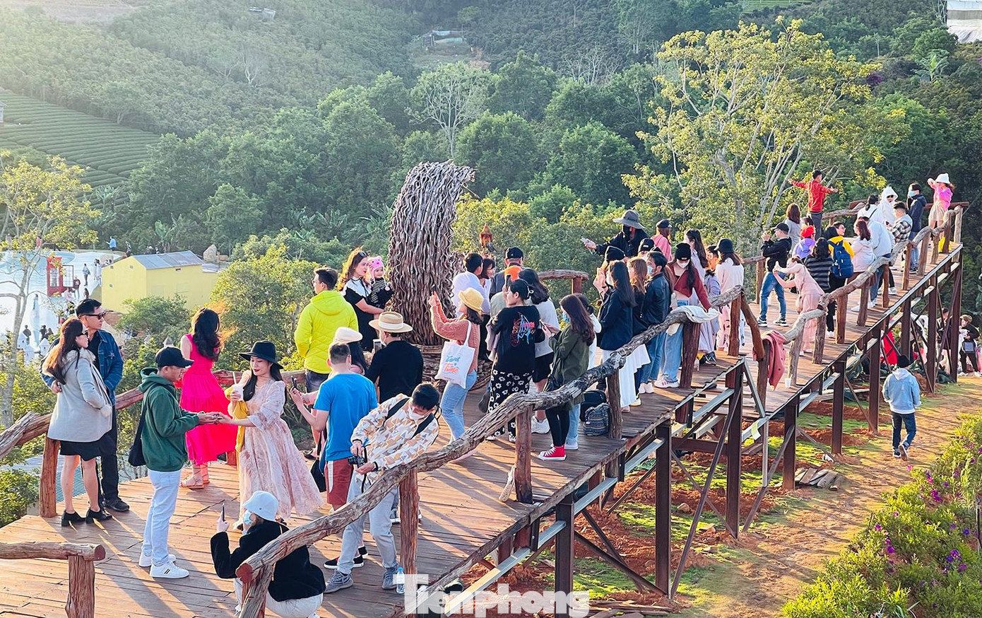 Các bạn trẻ thường hay rỉ tai nhau rằng: đến Đà Lạt nhất định phải săn mây ít nhất một lần trong đời. Cảm giác lạc vào thiên đường săn mây bồng bềnh sáng sớm chắc chắn sẽ không thể nào quên.