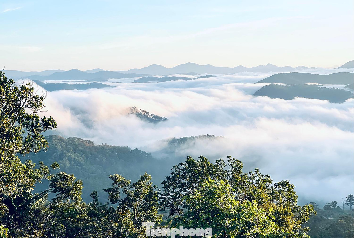 Thời gian chụp hình "săn mây" đẹp nhất là vào khoảng sáng sớm từ 5h30 - 6h15. Vì thế bạn thường phải thức dậy và khởi hành từ khá sớm.