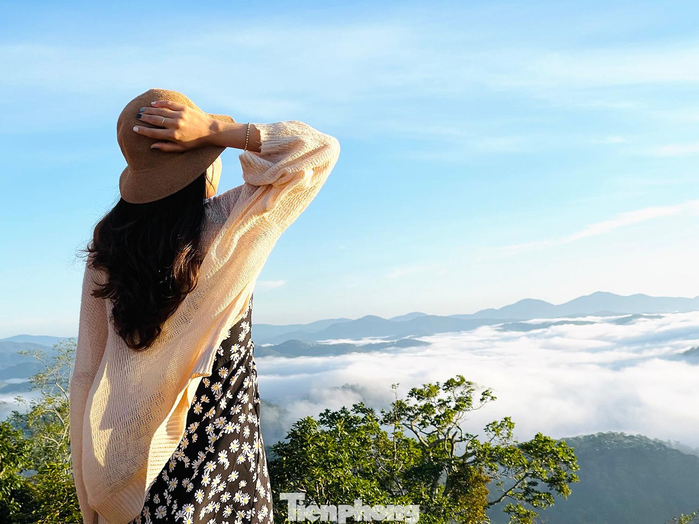 Sáng sớm mây giăng thành một lớp chen chúc vào những thung lũng bên dưới. Tạo cho bạn cảm giác như đang lạc trong biển mây.