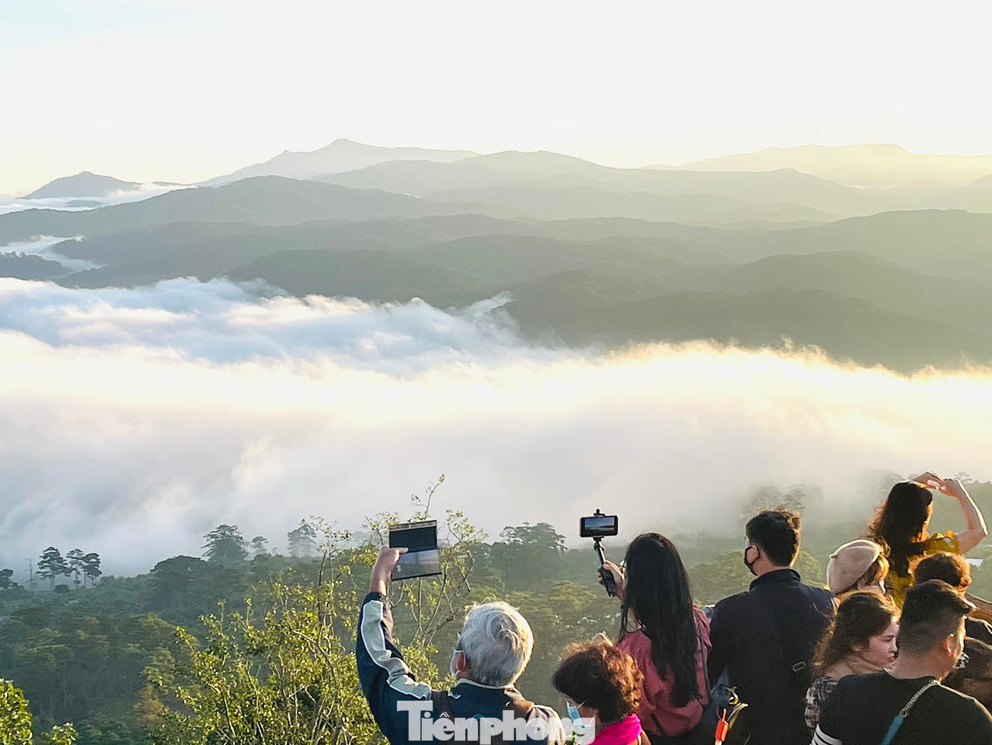 Địa điểm săn mây tuyệt vời không thể bỏ qua chính là khu vực Cầu Đất. Nơi đây có thiên nhiên hùng vĩ, xung quanh là đồi núi với một mảng xanh bao phủ.