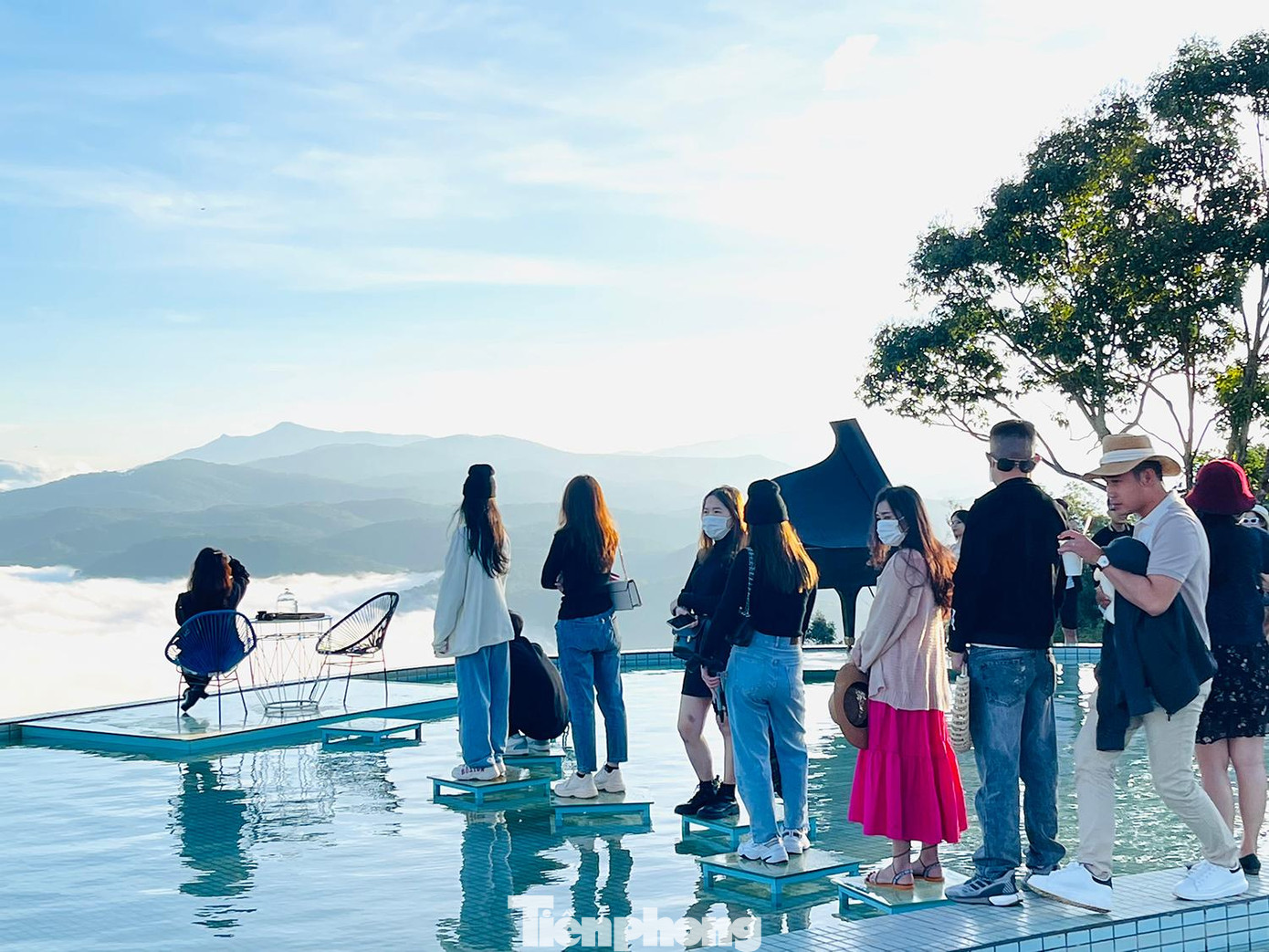 Hàng dài các bạn trẻ xếp hàng nối đuôi nhau đợi đến lượt chụp hình check-in săn mây tại bể bơi vô cực.