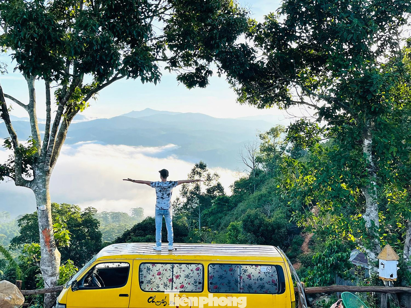 Những đạo cụ là chiếc xe được trang trí hoạ tiết cùng màu vàng bắt mắt giúp những bức ảnh săn mây độc đáo và ấn tượng hơn.