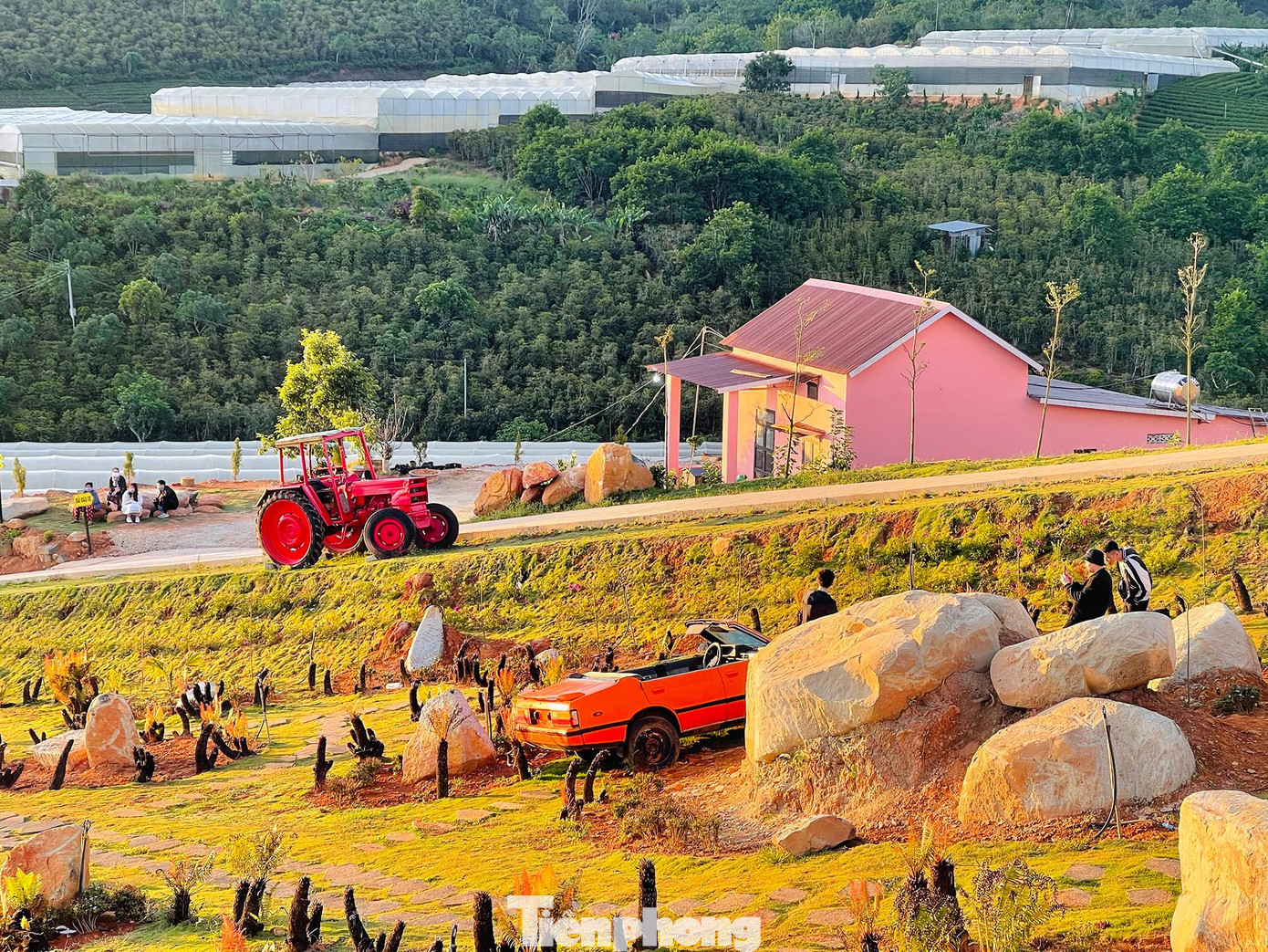 Tại thiên đường săn mây này, còn có vô vàn những đạo cụ dễ thương khác để các bạn trẻ tha hồ 'sống ảo'.