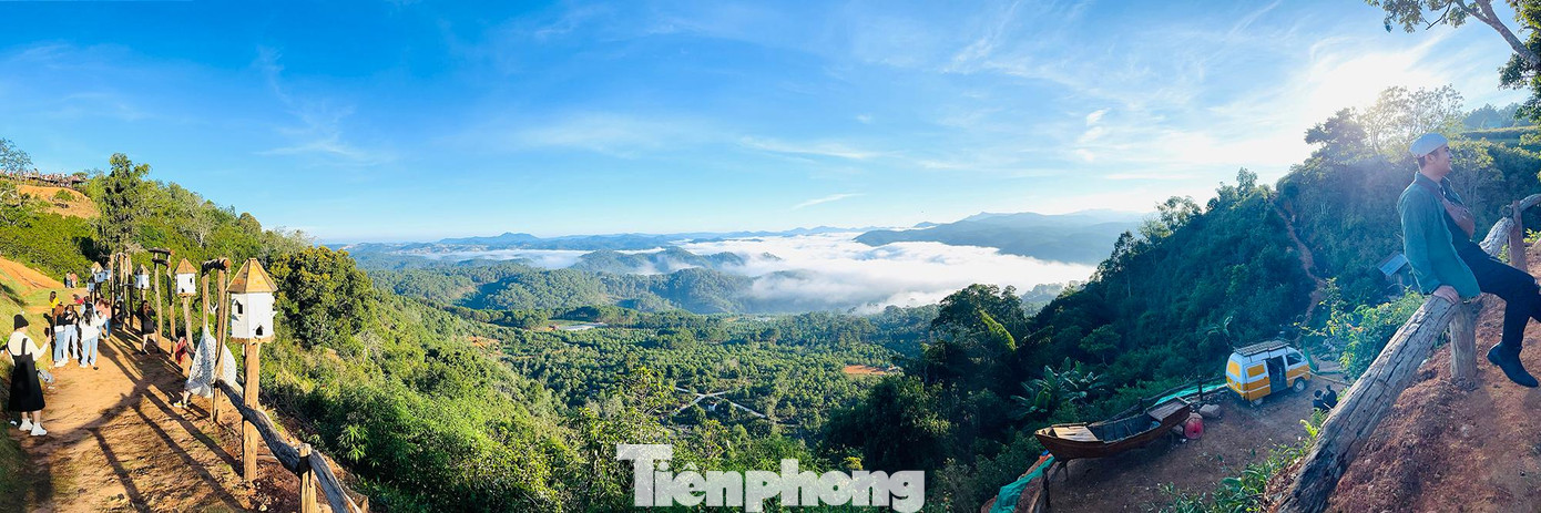 Không chỉ săn mây bạn có thể ngắm nhìn được cánh rừng thông trên những dãy núi xa xa. Khung cảnh mờ ảo, mây trập trùng uốn lượn, rồi lại trôi lững lờ trước mắt.