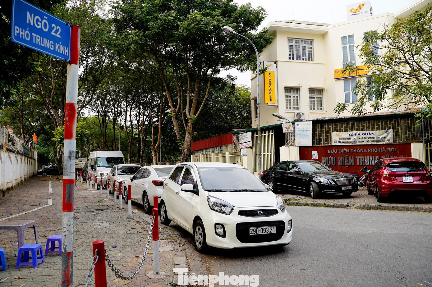 Đoạn cuối là ngã ba giao cắt với ngõ 22 Trung Kính, đối diện là Trường THCS Trung Hoà.