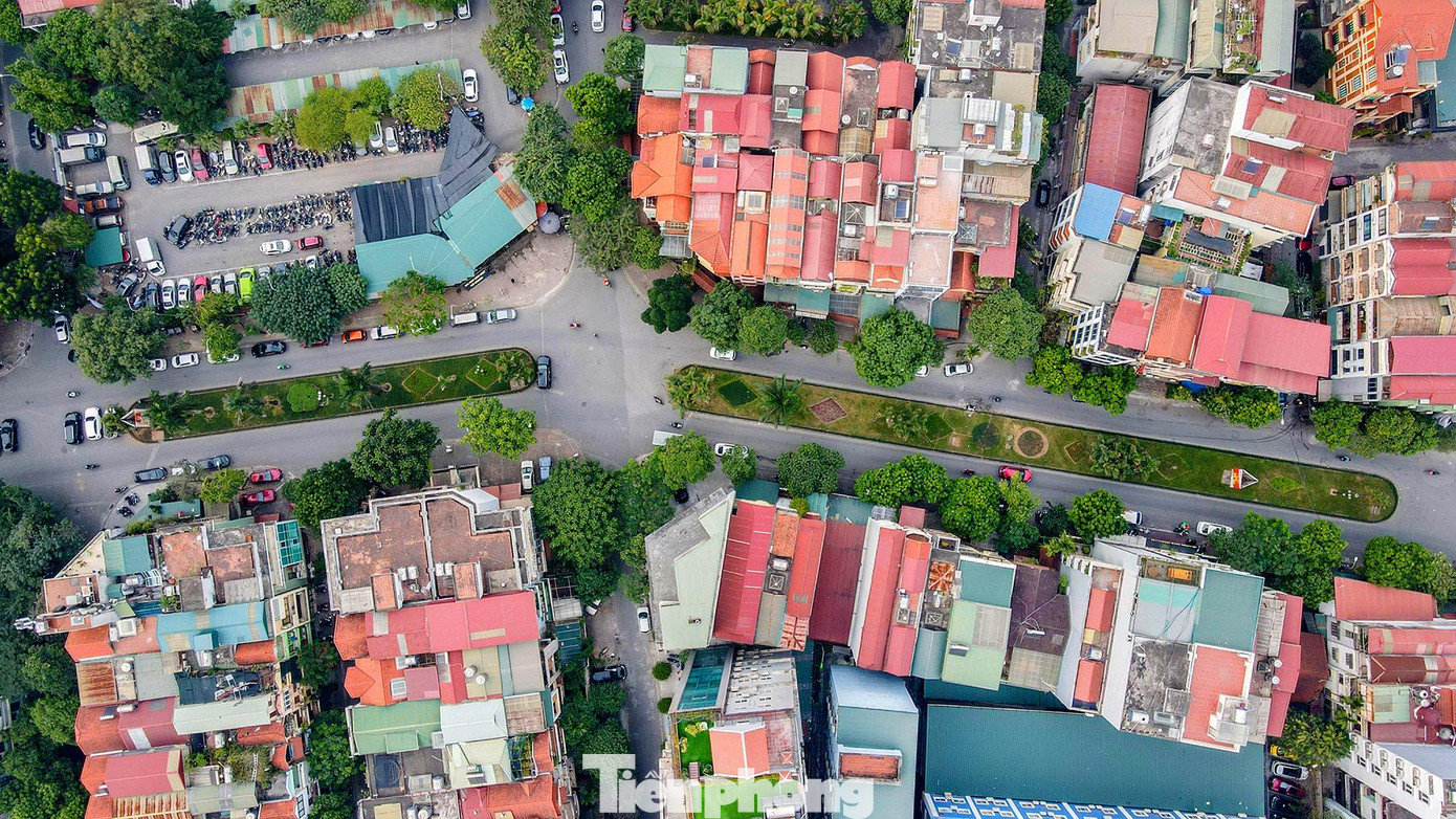 Đoạn đầu phố Lưu Quang Vũ rộng 26 mét. Dải phân cách lớn với hàng hoa cây xanh trên phố này.