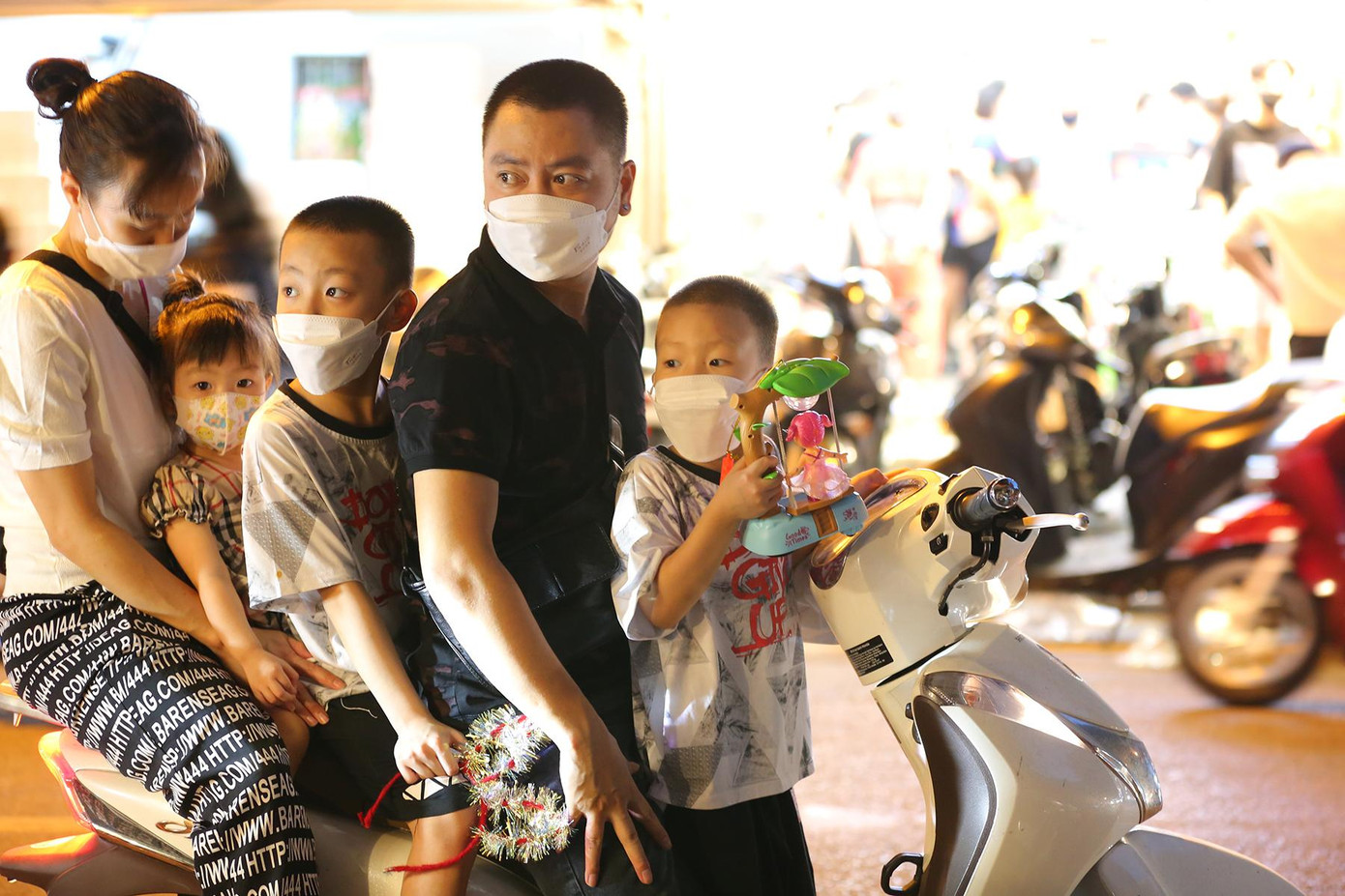 Cả gia đình cùng vi vu ra đường sắm đồ chơi Tết Trung thu. Cả gia đình cùng vi vu ra đường sắm đồ chơi Tết Trung thu.