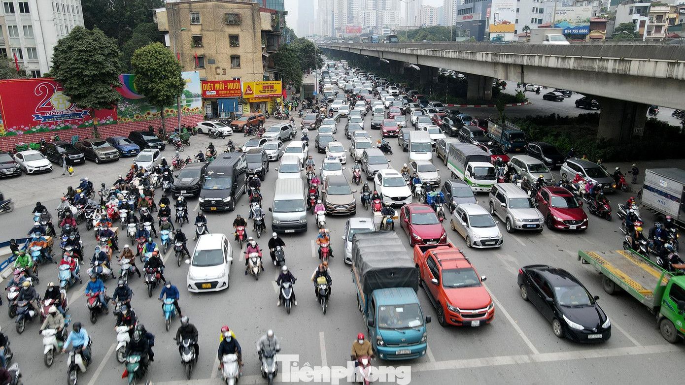 Các phương tiện chỉ ùn ứ nhẹ vào nhịp đèn đỏ.