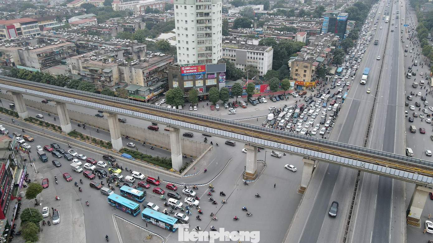 Ghi nhận ở thời điểm 17h tại các điểm, trục đường thường xuyên ùn tắc như Nguyễn Trãi – Nguyễn Xiển, đường vành đai 3 và các điểm lên xuống đường vành 3 với Phạm Hùng, Nguyễn Trãi, các phương tiện chỉ ùn ứ nhẹ tại các đèn đỏ.