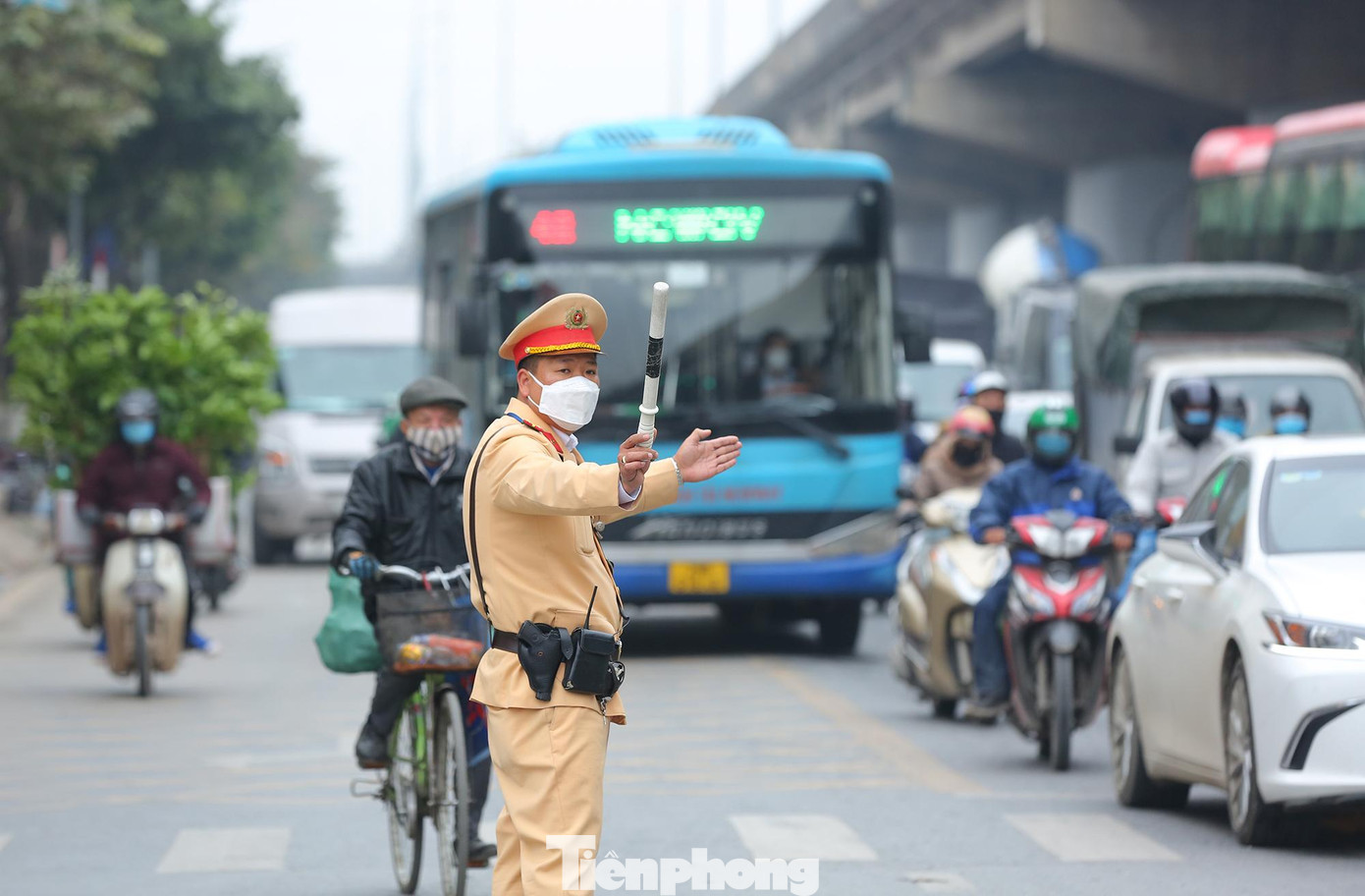 Các cán bộ chiến sỹ Đội CSGT số 14 phân luồng giao thông tại lối dẫn lên cao tốc Pháp Vân.
