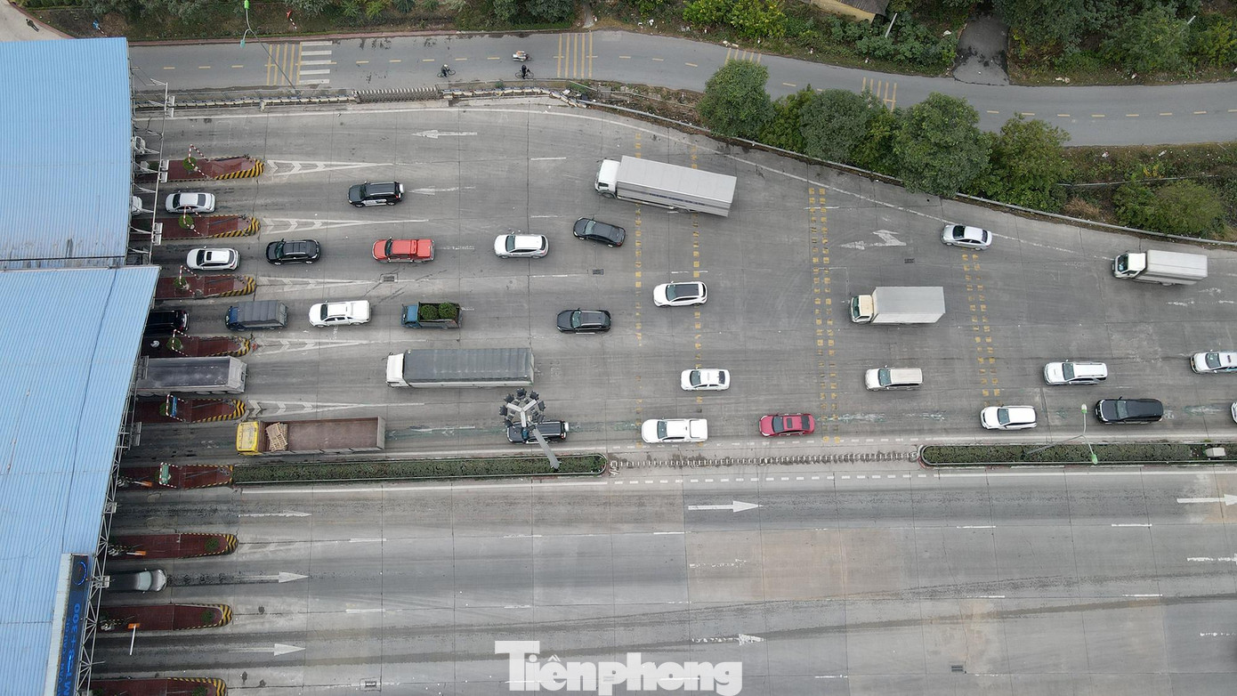 Hình ảnh vào thời điểm 16h30 hôm nay. Trung tá Nguyễn Anh Tuấn, Phó đội trưởng đội CSGT số 14 cho biết: "Năm nay do tình hình dịch vẫn còn diễn biến phức tạp, người dân ngại di chuyển về quê. Sinh viên vẫn đang học online, còn hàng quán chỉ bán đem về... Thế nên giao thông khá thông thoáng, không tăng đột biến về lượng phương tiện như những năm trước".