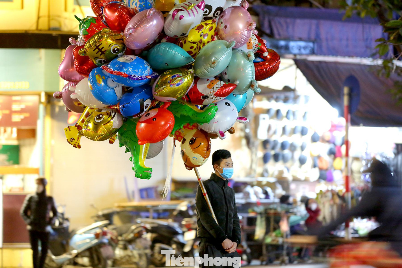 Anh Tuấn, bán bóng dạo nhiều năm tại khu vực Hồ Gươm chia sẻ: "Năm nay vắng quá. Cả tối tôi vẫn chưa bán được quả nào".