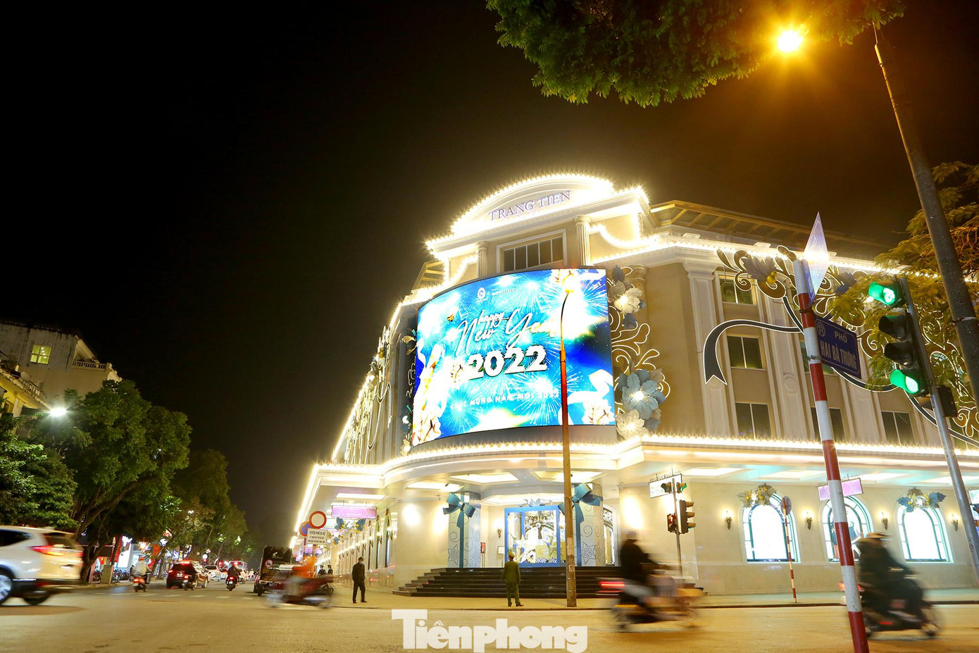 Không tổ chức bắn pháo hoa. Không tổ chức các hoạt động văn nghệ ngoài trời và chương trình đếm ngược (countdown) chào năm mới. Hồ Gươm đêm Giao thừa cũng giống như bao đêm khác trong thời điểm dịch diễn biến phức tạp.