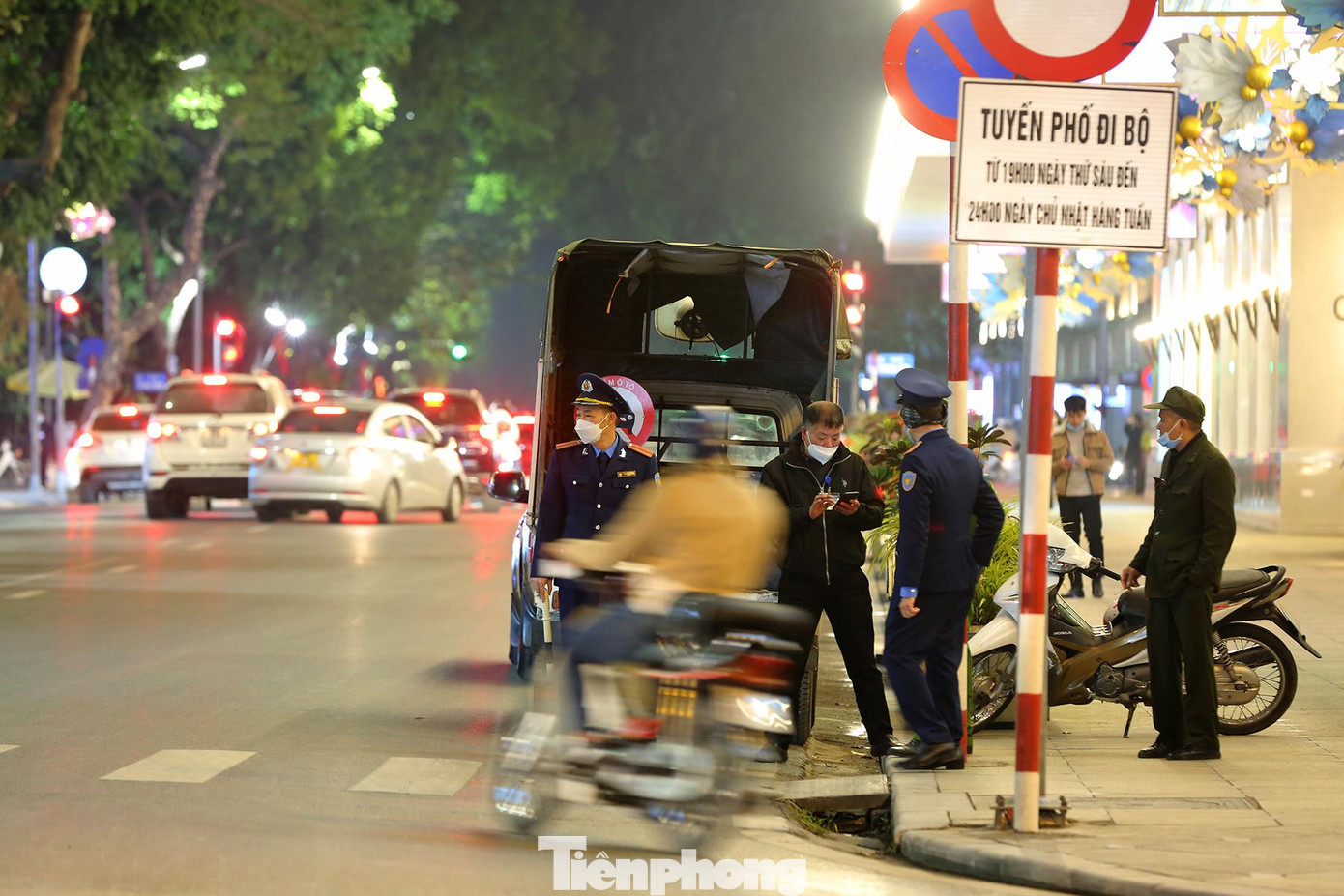Lực lượng chức năng đóng chốt tại ngã tư phố Hai Bà Trưng giao Hồ Gươm để nhắc nhở người dân đảm bảo công tác phòng, chống dịch.