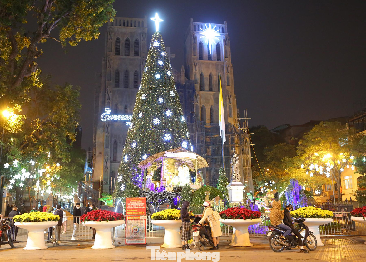 Nhà thờ lớn Hà Nội cũng chỉ lác đác một vài người đến chụp ảnh cùng các tiểu cảnh.