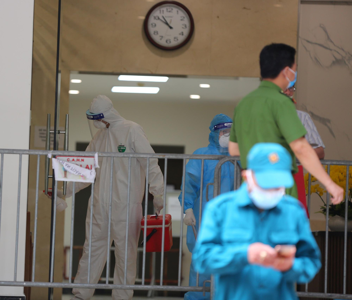 Toàn bộ cư dân toà chung cư 17T4 đã được yêu cầu không rời khỏi nơi cư trú để phục vụ công tác điều tra dịch tễ.