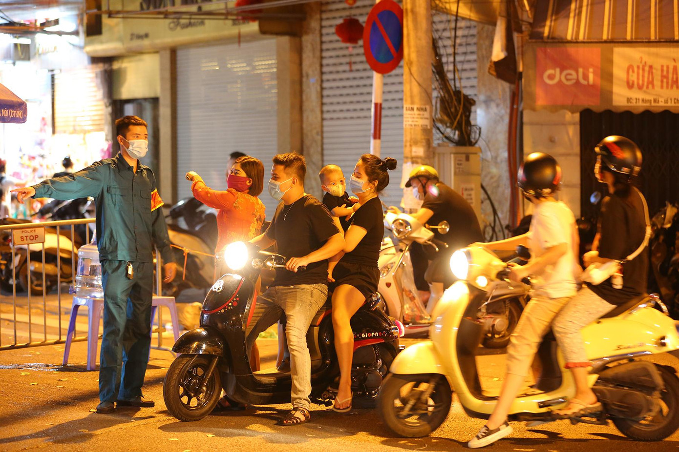 Ghi nhận của phóng viên Báo Tiền Phong, tối 21/9, trên các tuyến phố cổ như Đồng Xuân, Hàng Mã, Hàng Đường... rất đông người dân đổ ra đường. Các trực chốt phải nhắc nhở người dân quay về, không đi vào các khu vực rào chắn. Ghi nhận của phóng viên Báo Tiền Phong, tối 21/9, trên các tuyến phố cổ như Đồng Xuân, Hàng Mã, Hàng Đường... rất đông người dân đổ ra đường. Các trực chốt phải nhắc nhở người dân quay về, không đi vào các khu vực rào chắn.