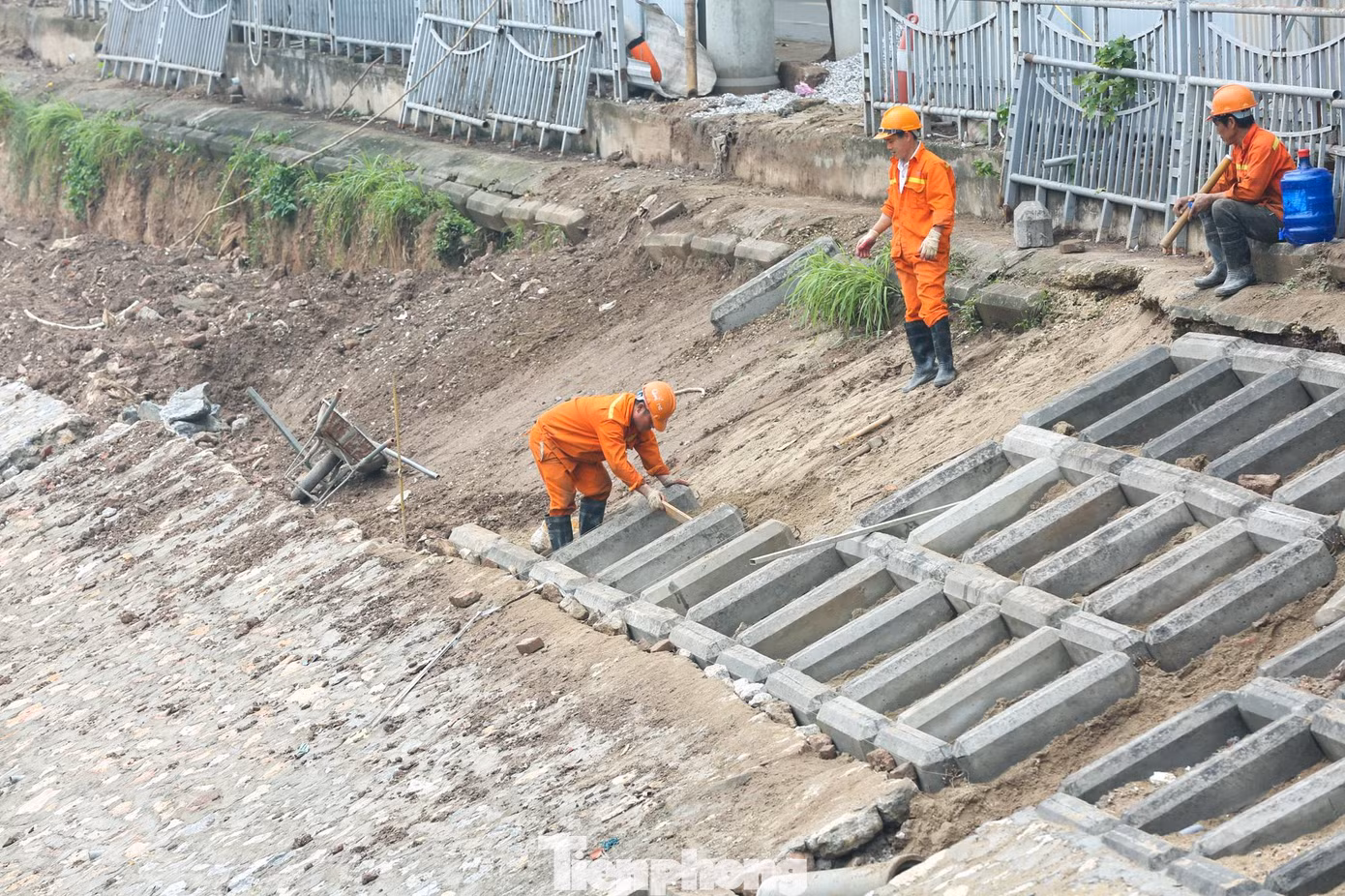 Đây là một trong những hạng mục quan trọng thuộc dự án Nhà máy xử lý nước thải Yên Xá, hiện được công nhân lắp đặt dọc sông Tô Lịch tại khu vực đường Hoàng Quốc Việt, Nguyễn Khang (quận Cầu Giấy) và Vũ Tông Phan (quận Thanh Xuân). Nhà thầu Nhật Bản đang triển khai lắp đặt các đoạn cống mở và một phần cống ngầm tại đầu sông phía đường Hoàng Quốc Việt.