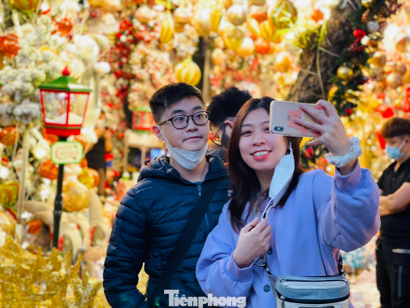 Các bạn trẻ không quên lưu lại những khoảnh khắc tuyệt đẹp của ngày cuối tuần dạo chơi, mua sắm tại phố Hàng Mã.