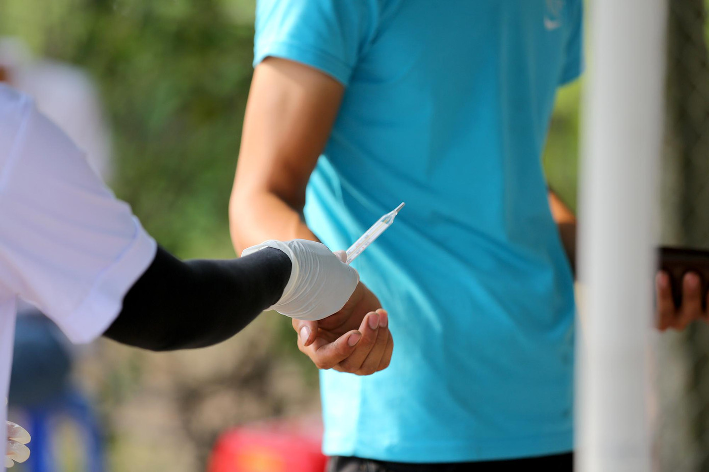 Những trường hợp đo có biểu hiện sốt sẽ được yêu cầu cặp lại nhiệt độ để bảo đảm độ chính xác. Những trường hợp đo có biểu hiện sốt sẽ được yêu cầu cặp lại nhiệt độ để bảo đảm độ chính xác.