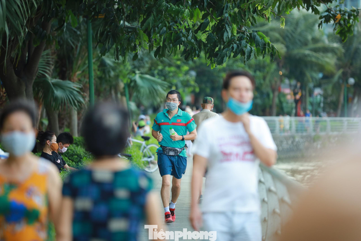 Theo khuyến cáo của thành phố, người dân hạn chế ra ngoài khi không có việc cần thiết. Tuy nhiên, theo ghi nhận chiều ngày 18/5 và sáng ngày 19/5, rất đông người dân vẫn đi tập thể dục, chạy bộ.