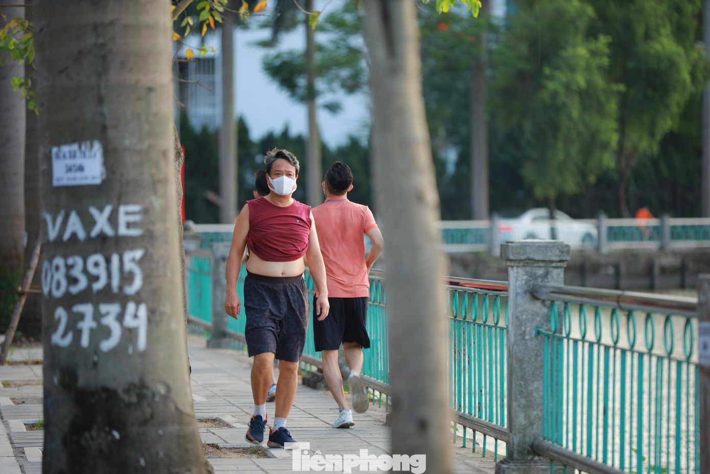 Theo chia sẻ của một vài người dân khi ra ngoài luyện tập, do thời tiết nắng nóng nên muốn ra hồ Tây hóng gió, thay đổi không khí bí bách ở nhà.